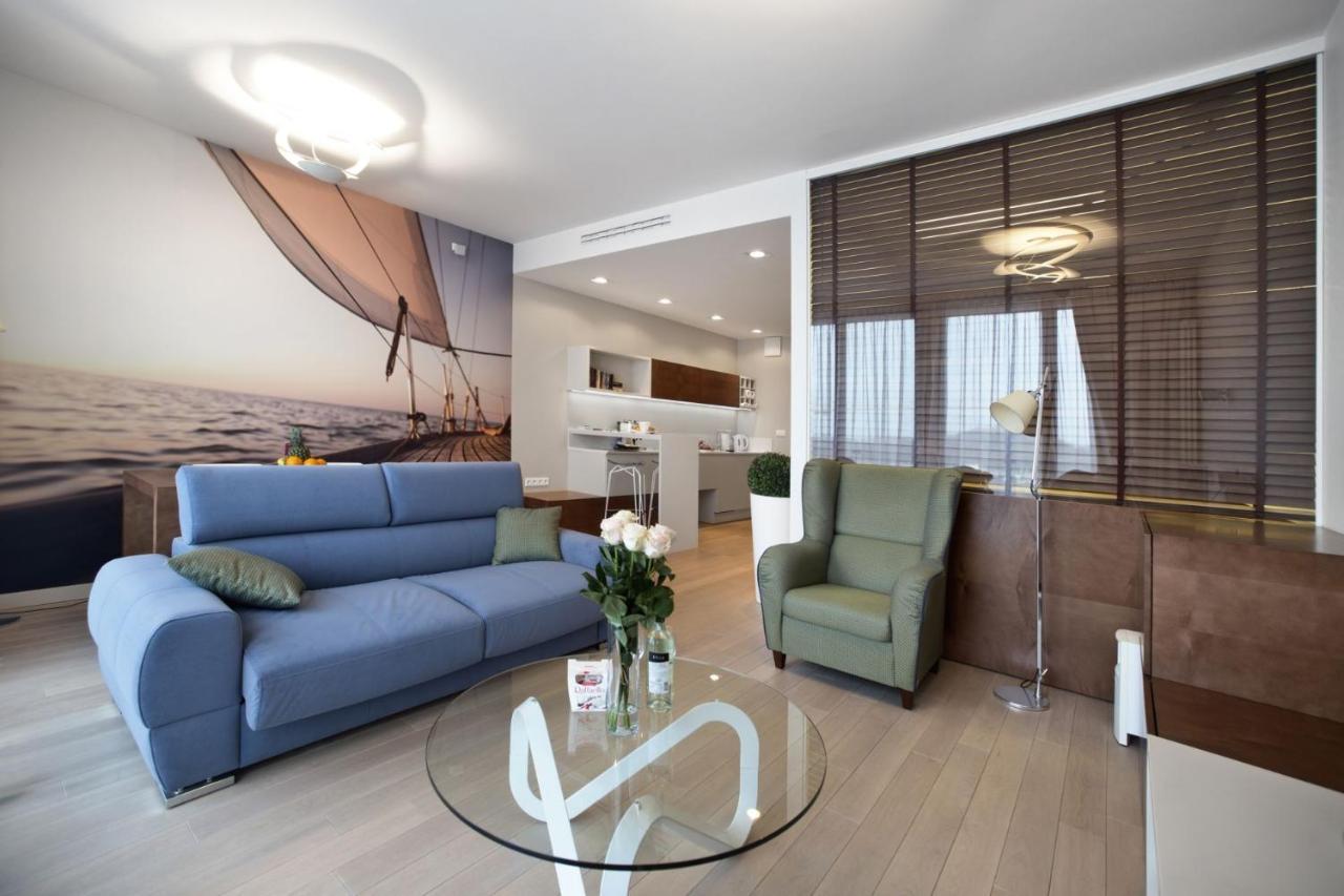 Triton Park Accommodation By P&O Serviced Apartments 바르샤바 외부 사진