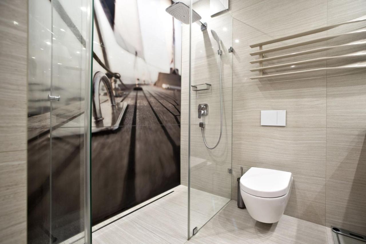 Triton Park Accommodation By P&O Serviced Apartments 바르샤바 외부 사진