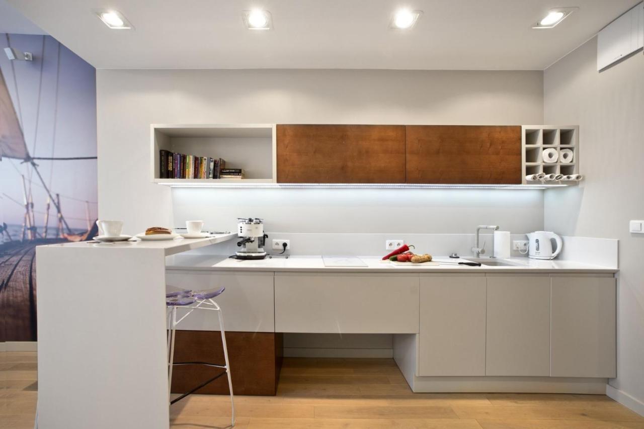 Triton Park Accommodation By P&O Serviced Apartments 바르샤바 외부 사진