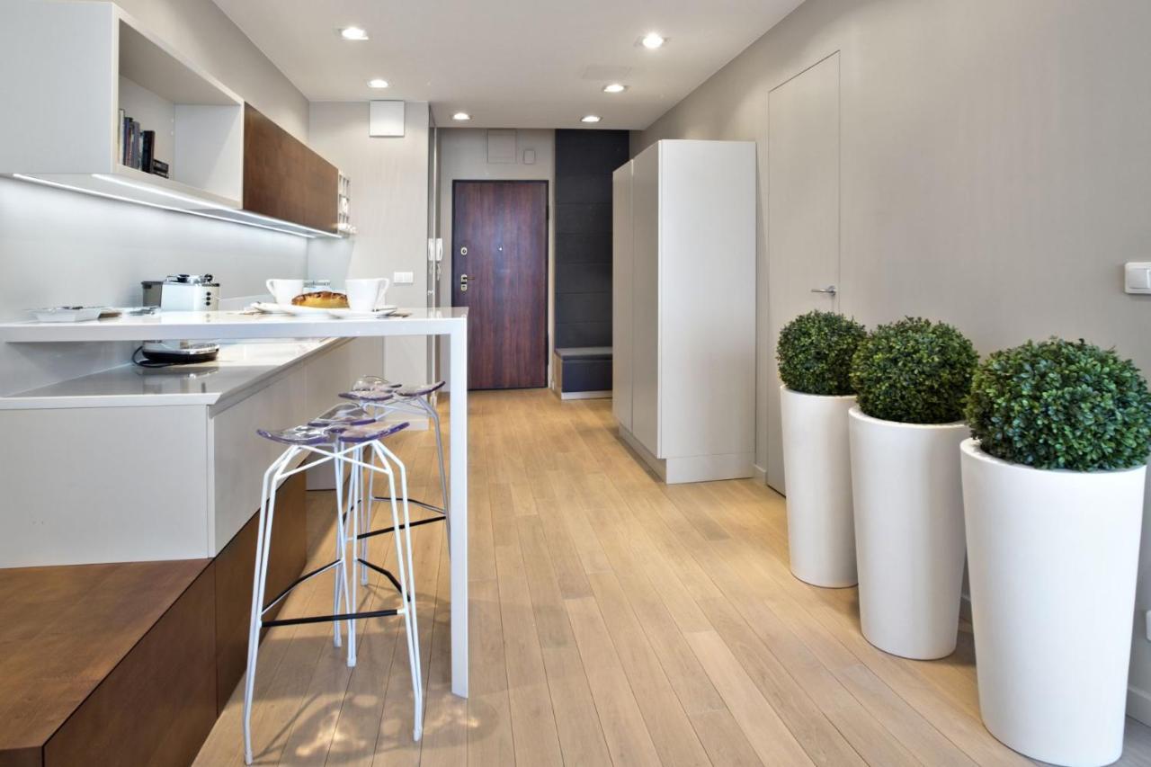 Triton Park Accommodation By P&O Serviced Apartments 바르샤바 외부 사진